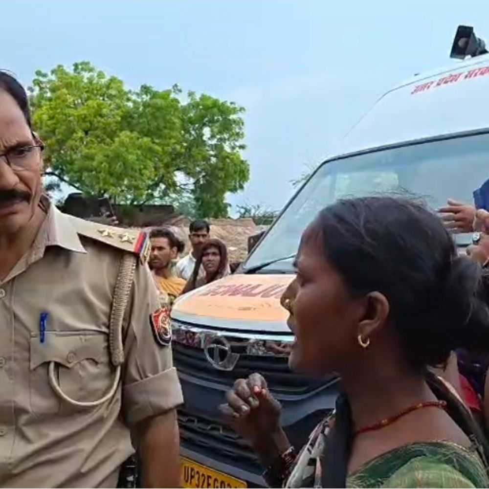 किशोर का शव गांव पहुंचा, परिजनों ने एंबुलेंस रोकी:कौशांबी में आरोपियों की गिरफ्तारी तक अंतिम संस्कार से इनकार