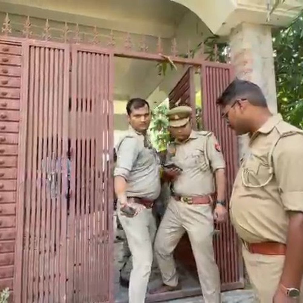 अंशुमान हत्याकांड के फरार आरोपी शंकर पांडेय के घर कुर्की:कोर्ट के आदेश पर पुलिस ने TV-कूलर समेत घरेलू सामान जब्त किया