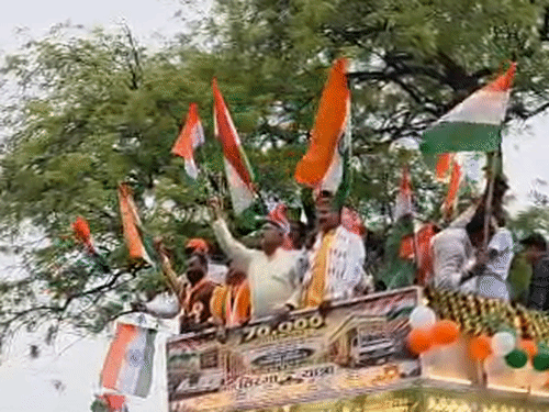 डिप्टी CM ने बांधी पगड़ी, हाथों में थामा तिरंगा:प्रयागराज में भव्य तिरंगा यात्रा, रथ पर सबसे आगे केशव, गूंजे भारत माता के जयकारे