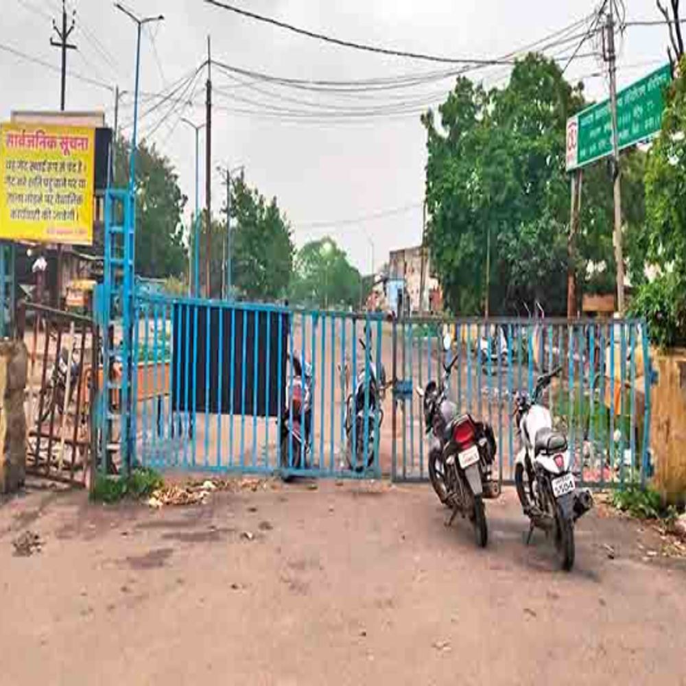
                 निकास पर चौड़ीकरण का काम जारी:दूसरी तरफ मंडी ने वैकल्पिक रास्ता भी बंद किया 
            