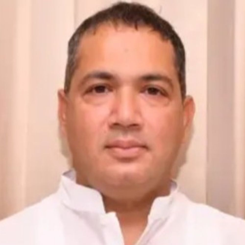 
                 सराफा व्यापारी का मौत से पहले का वीडियो:स्कूटी से अकेले होटल पहुंचे, कमरे में मिला था शव; रतलाम में शॉप पर पत्नी को बैठाकर गए थे 
            