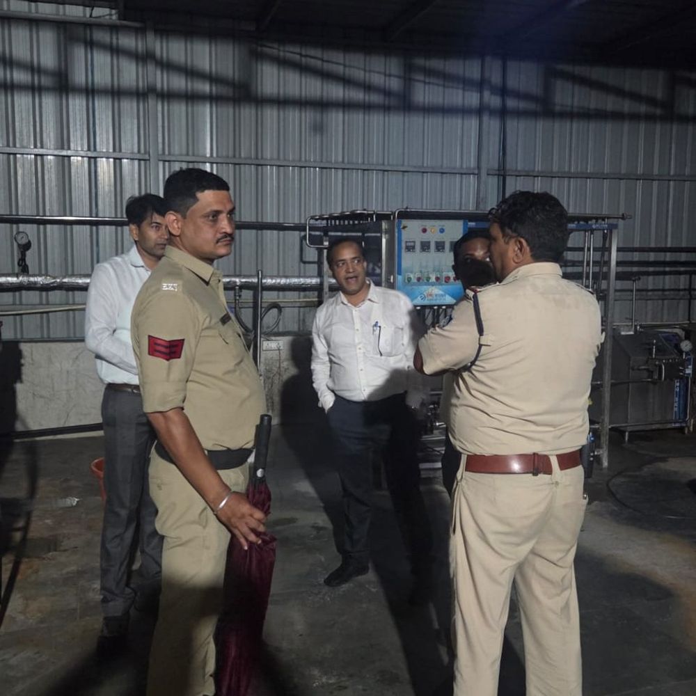 
                 भोपाल में 116Kg पनीर जब्त, सैंपल की जांच होगी:सरकार के आदेश के बाद निरीक्षण करने निकली टीमें; डेयरी में मिला पनीर 
            