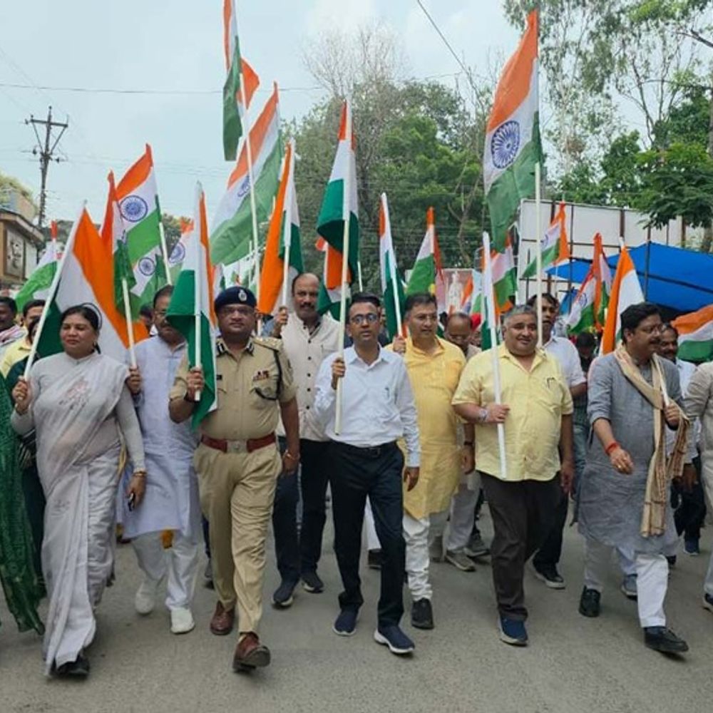 अंबिकापुर में निकली तिरंगा यात्रा,देशभक्ति के रंग में रंगा शहर:जनप्रतिनिधि, अधिकारी, नागरिक व छात्र हुए शामिल, राष्ट्रीय एकता और भाईचारे का दिया संदेश