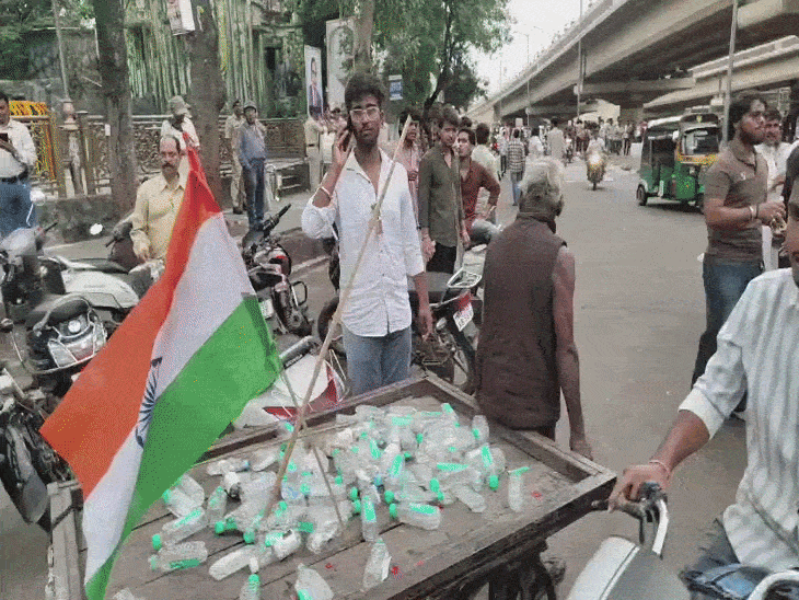 
                 तिरंगा यात्रा के पीछे-पीछे चलता रहा 70 साल का बुजुर्ग:ठेले पर तिरंगा लगाकर बटोरते रहे सड़क पर पड़ीं बोतलें, बोले-देश में सफाई अच्छी होना चाहिए 
            