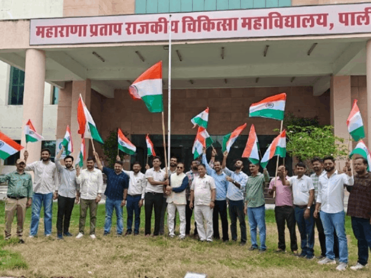 500 फीट लंबा तिरंगा सिर पर लेकर निकाली रैली:1500 लोगों ने गाया-वंदेमारतम; मेडिकल कॉलेज में डॉक्टरों ने लगाए देशभक्ति नारे