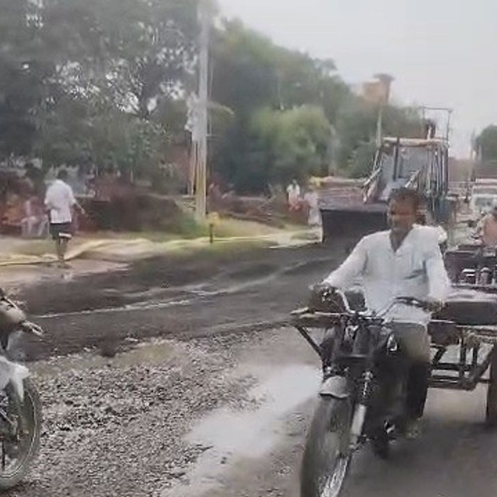 जलभराव से परेशान युवक ने दी आत्मदाह की चेतावनी:इटावा में NHAI टीम पहुंची, दो ट्रक डामर-गिट्टी डालकर किया अस्थायी समाधान