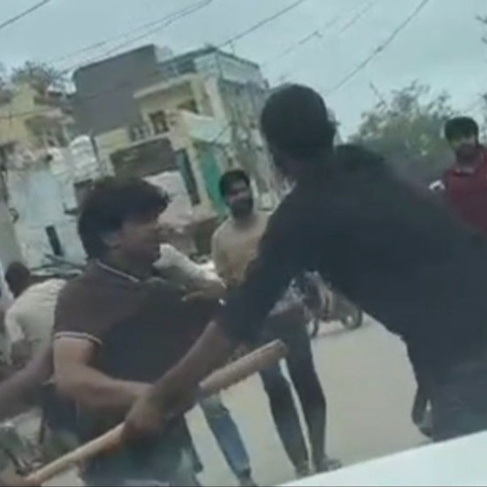 शराब के रुपए नहीं दिए तो दुकान संचालक को पीटा:राहगीरों ने बनाया मारपीट का वीडियो, मन्नू गुर्जर सहित साथियों पर चौथ वसूली का केस