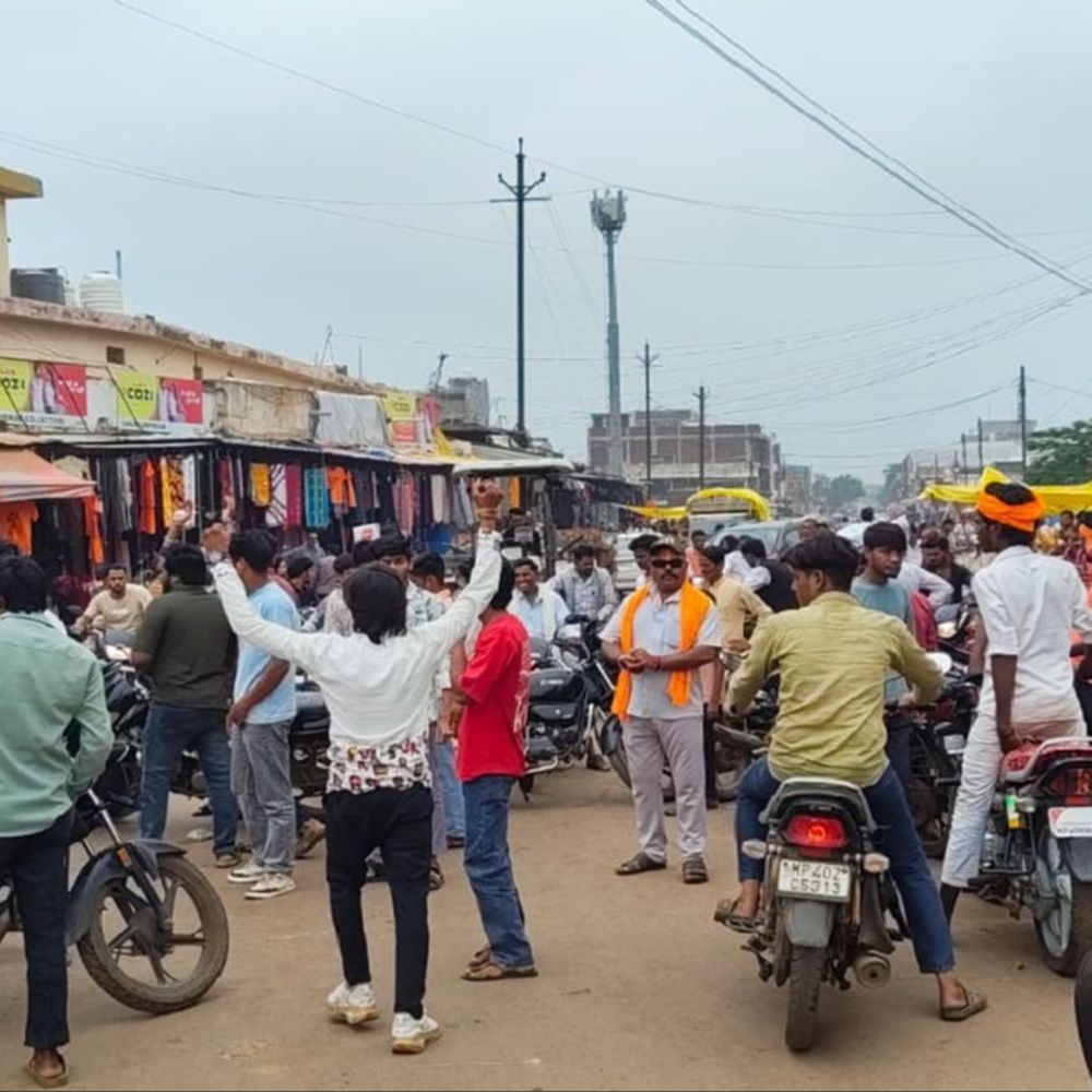 गुना में बोर्ड हटाने पर भड़के बजरंग दल के कार्यकर्ता:नगर परिषद ने बिना जानकारी दिए बोर्ड हटाया; कार्यकर्ता बोले- संगठन का अनादर हुआ