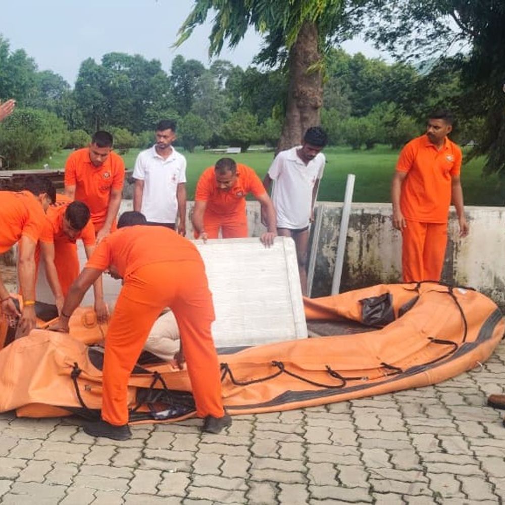 नाव पलटने-यात्री डूबने की सूचना से मचा हड़कंप:चंद मिनटों में पहुंचे प्रशासन-पुलिस के अधिकारी; आपदा प्रबंधन का 'मॉक ड्रिल' निकला