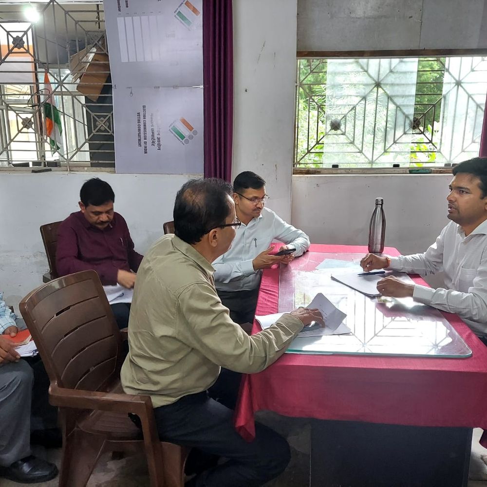 कलेक्टर ने बरेली सिविल अस्पताल का निरीक्षण किया:मरीजों से सुविधाओं की जानकारी ली, तहसील में लंबित मामलों की भी समीक्षा की
