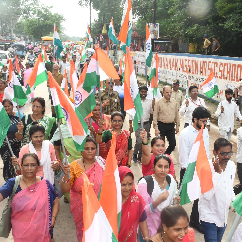 स्वतंत्रता दिवस से पहले सतना में निकली तिरंगा यात्रा:सांसद, महापौर, अधिकारी और छात्रों ने लिया भाग; 'भारत माता की जय' के लगे नारे