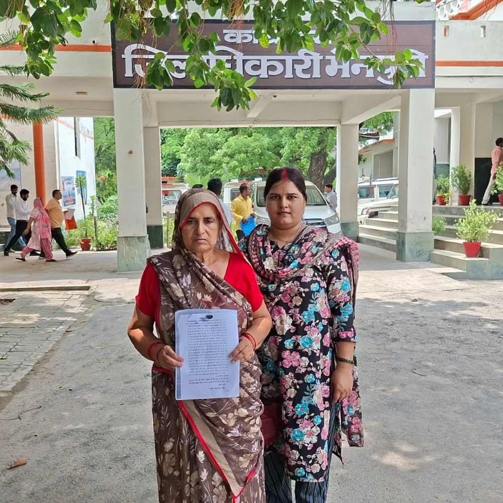 धान की फसल रौंदकर खेत की मेड़ रातोंरात बदली:महिला ने बिना पैमाइश कब्जे करने की कोशिश का लगाया आरोप, डीएम से शिकायत