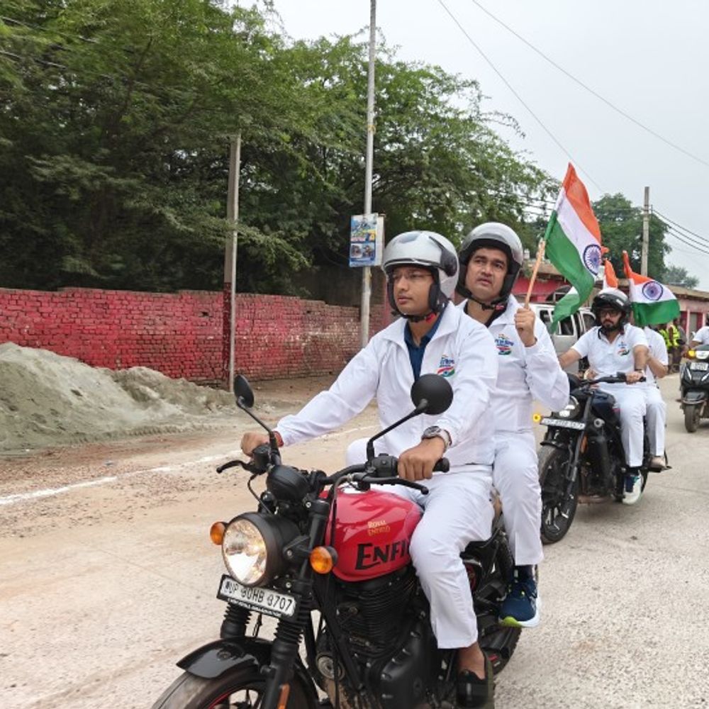 मथुरा में निकली 25 किमी लंबी तिरंगा बाइक रैली:एसएसपी ने चलाई बाइक, DM ने थामा तिरंगा, अधिकारियों में दिखा देश-भक्ति का जज्बा