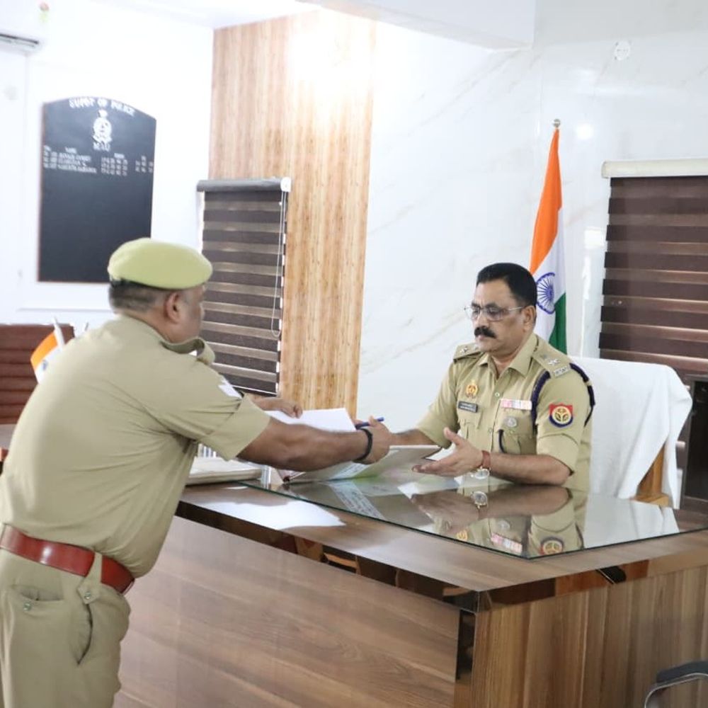 मऊ पुलिस लाइन में एसपी का औचक निरीक्षण:रजिस्टर और अभिलेख खंगाले, लापरवाही पर चेतावनी
