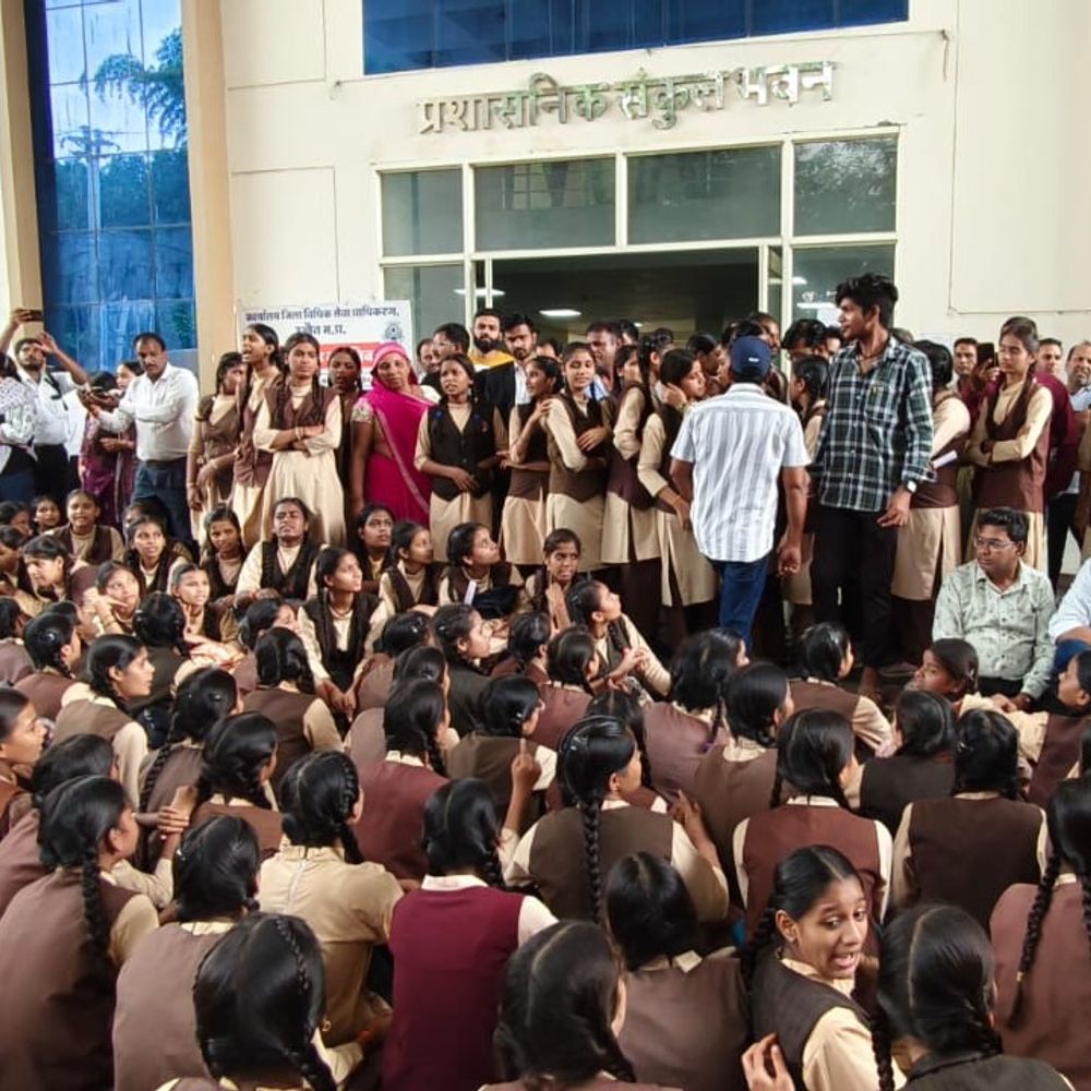
                 उज्जैन सराफा स्कूल शिफ्टिंग का विरोध, छात्राएं कलेक्टर कार्यालय पहुंचीं:दाऊदखेड़ी शिफ्टिंग के खिलाफ प्रदर्शन, DEO बोले- मॉनिटरिंग समिति लेगी अंतिम निर्णय 
            