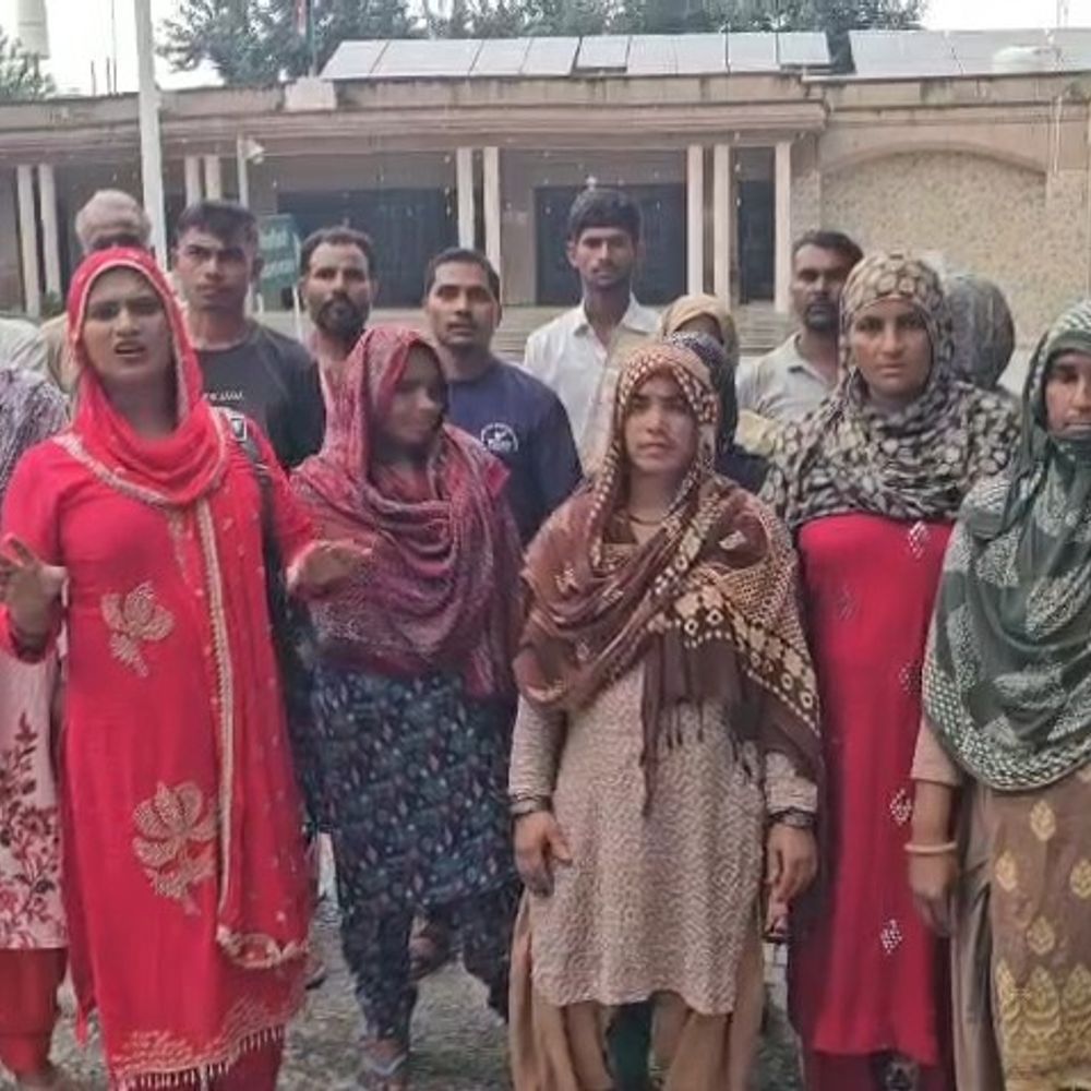 लुहारा गांव में 10 साल से बिजली संकट:ग्रामीण परेशान, डीएम ऑफिस मे समाधान की मांग