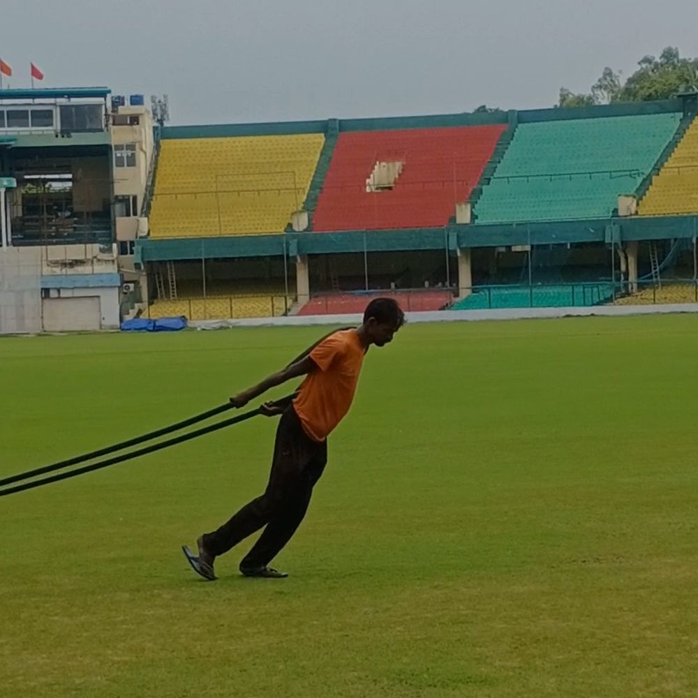 UP T-20 का रोमांच बारिश आने पर भी नहीं रुकेगा:GREEN PARK में 1.5 घंटे में मैदान सुखाकर मैच शुरू कराने की तैयारी