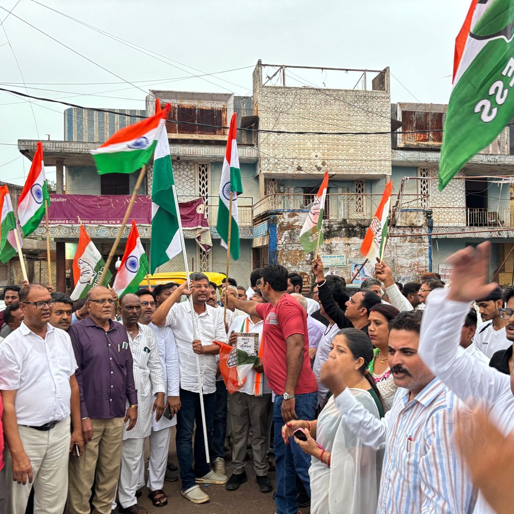 शिवपुरी में कांग्रेस का सत्याग्रह:खड़गे के अपमान के विरोध में निकाला मार्च, बजरंग दल ने निकाली तिरंगा यात्रा