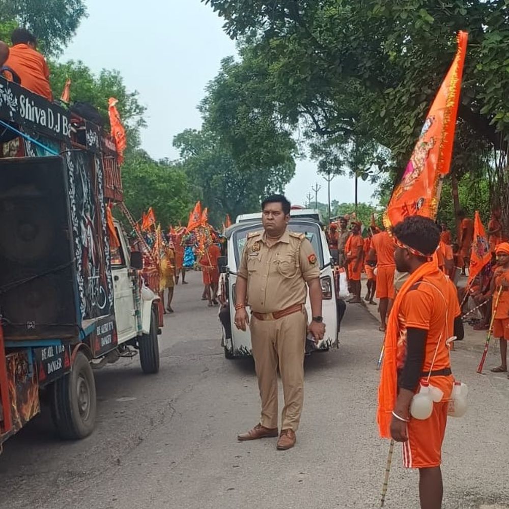 उन्नाव में हजारों कांवरिए परियर गंगा तट से रवाना:लोधेश्वर-बुद्धेश्वर शिवालयों के लिए गंगाजल लेकर निकले, हर हर बम के जयकारे गूंजे