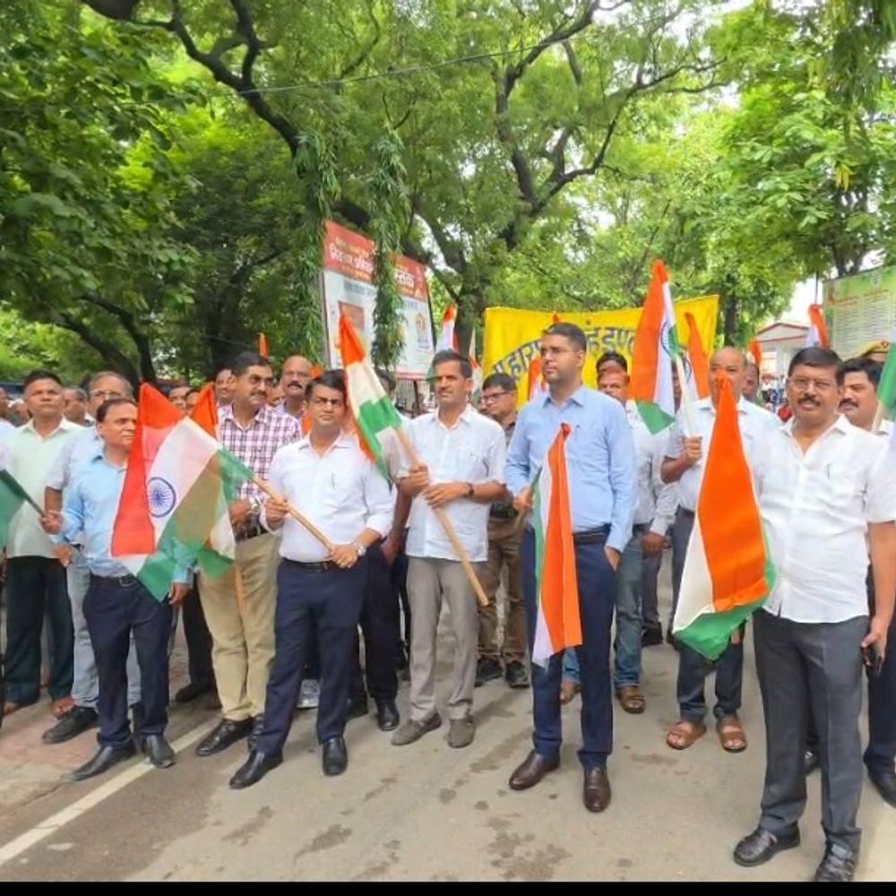 सीडीओ के नेतृत्व में निकली तिरंगा यात्रा:अधिकारियों-कर्मचारियों ने लिया भाग, देशभक्ति का दिखा जोश