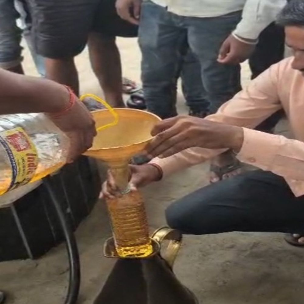 शाहजहांपुर में पेट्रोल पंप पर कम पेट्रोल देने का आरोप:ग्राहक ने हंगामा कर नाप कराई, पुलिस बुलाकर पीड़ित ने की शिकायत