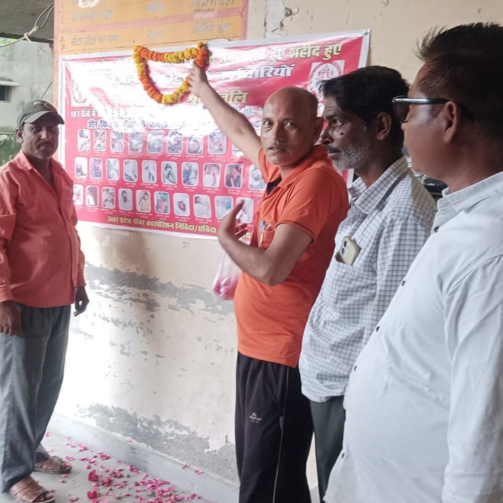 बदायूं में बिजलीकर्मियों ने दी मृत साथियों को श्रद्धांजलि:हादसों में जान गंवाने वाले कर्मचारियों को किया याद, ऊर्जा मंत्री से मिलेगा प्रतिनिधिमंडल