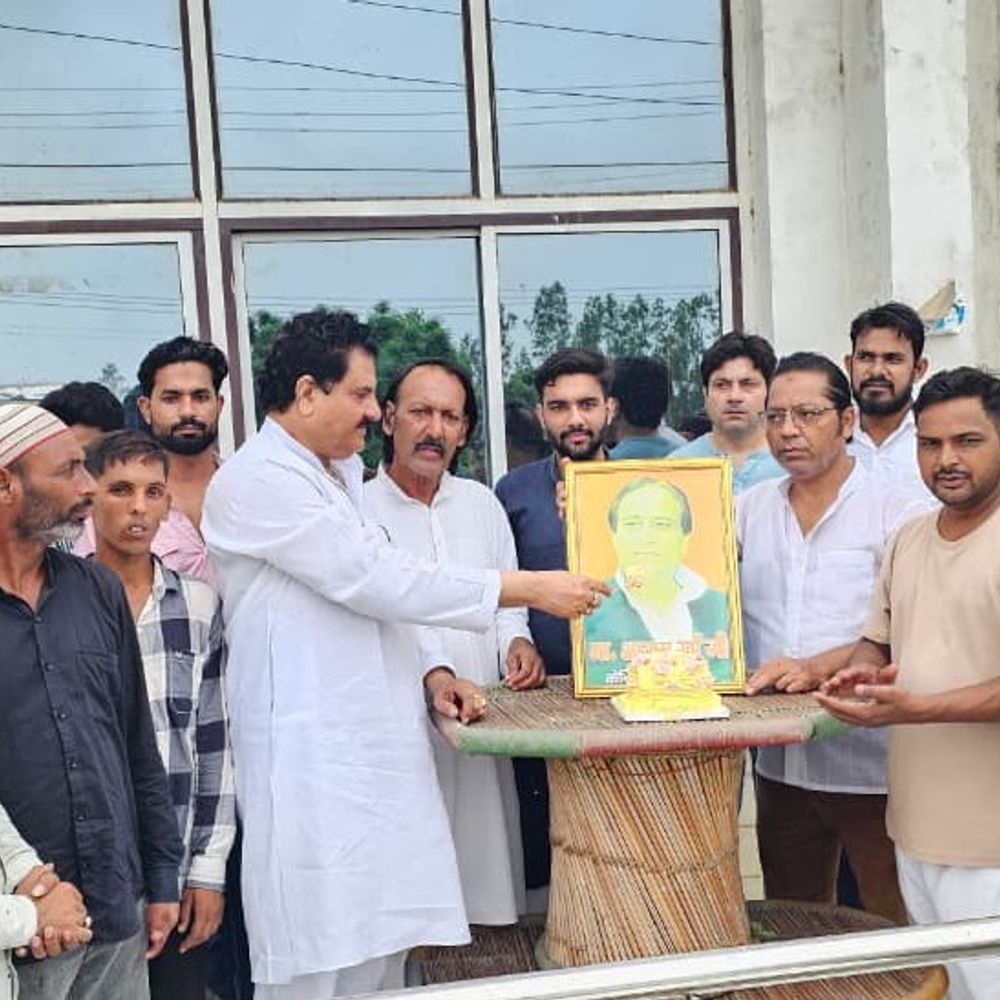 संभल में सपा कार्यकर्ताओं आज़म ख़ान का मनाया जन्मदिन:केक काटकर उनकी जल्द से जल्द जेल से रिहाई के लिए दुआएं की