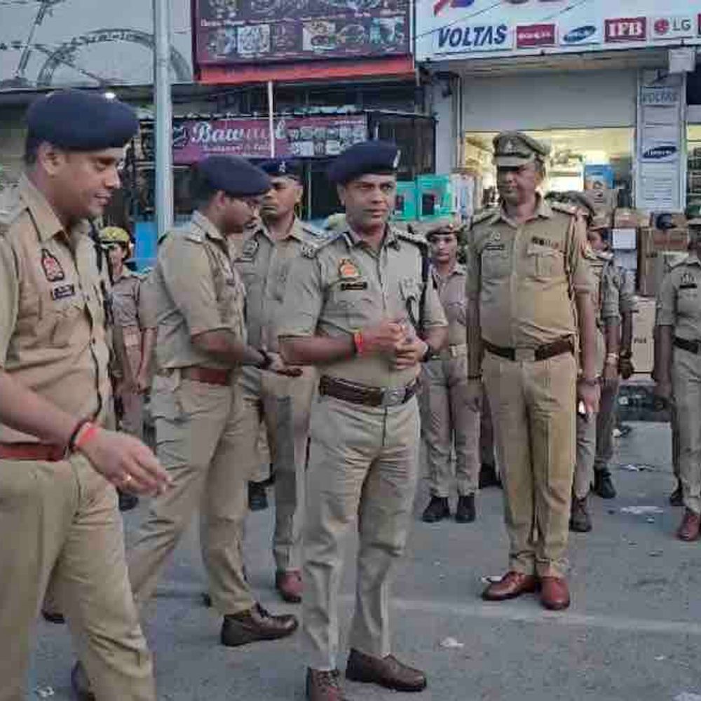 गोरखपुर में स्वतंत्रता दिवस से पहले हाई अलर्ट:SP सिटी- SSP ने किया पैदल गश्त, स्टंट- हुड़दंग पर सख्त कार्रवाई की चेतावनी
