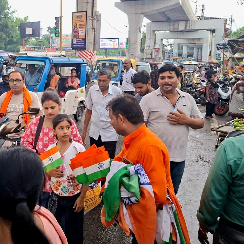 लखनऊ में व्यापारियों ने बांटे झंडे:स्वतंत्रता दिवस पर हर घर तिरंगा फहराने की अपील, राष्ट्रीय ध्वज के सम्मान का दिया संदेश