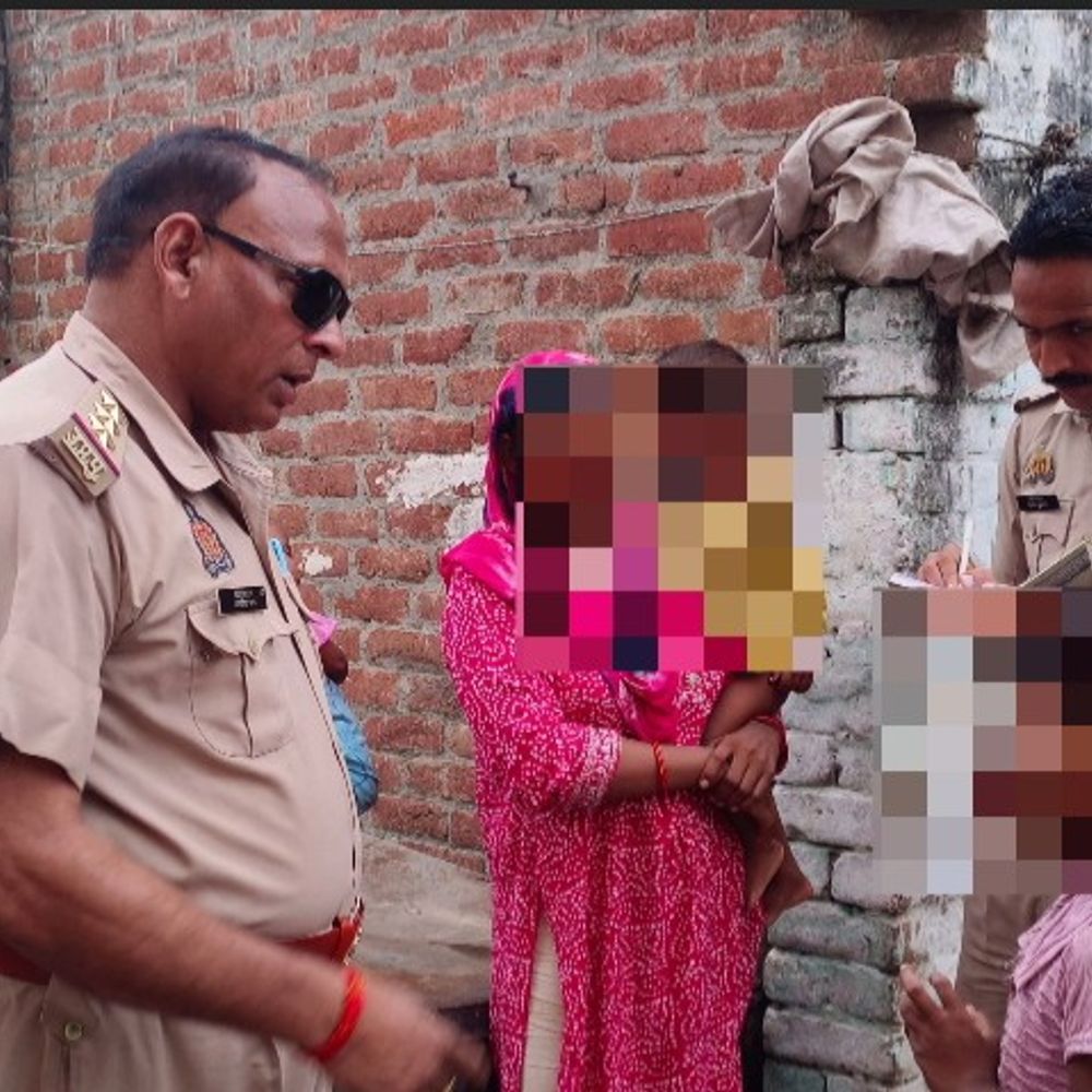 कासगंज में 8 साल की बच्ची से छेड़खानी का आरोप:मां के साथ घर के बाहर सो रही थी, शोर मचाने पर आरोपी भागा; तलाश जारी
