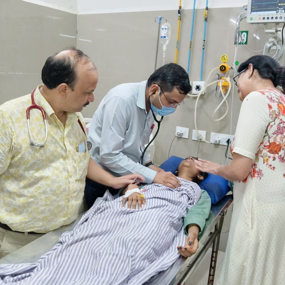 तिरंगा यात्रा में छात्राओं की तबीयत बिगड़ी, जांच शुरू:देवरिया में एक ही स्कूल की छात्राओं के बीमार होने पर सवाल, तीन का चल रहा इलाज