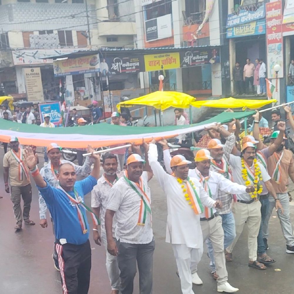 ललितपुर में 300 मीटर लंबा तिरंगा लेकर निकली यात्रा:व्यापारियों ने निकाली 3 किमी लंबी तिरंगा यात्रा, सफाईकर्मी भी हुए शामिल