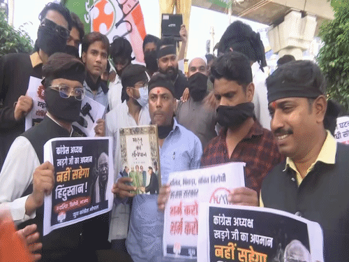 
                 हल्द्वानी शुद्धिकरण कांड के विरोध में कांग्रेस का पैदल मार्च:खरगे की सभा के बाद छिड़का था गंगाजल, भोपाल में सत्याग्रह में पटवारी होंगे शामिल 
            