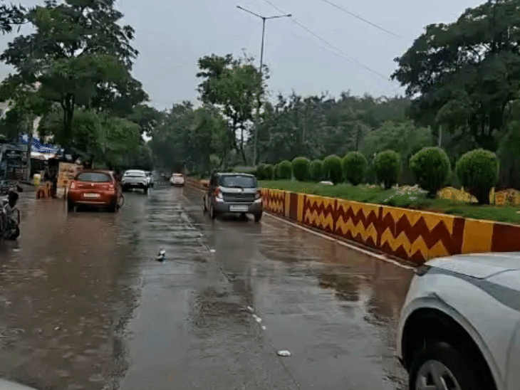 
                 इंदौर में सुबह से छाए घने बादल:बूंदाबांदी के बाद तेज बारिश के आसार, सीजन के शेष डेढ़ माह में अच्छी बरसात की उम्मीद 
            