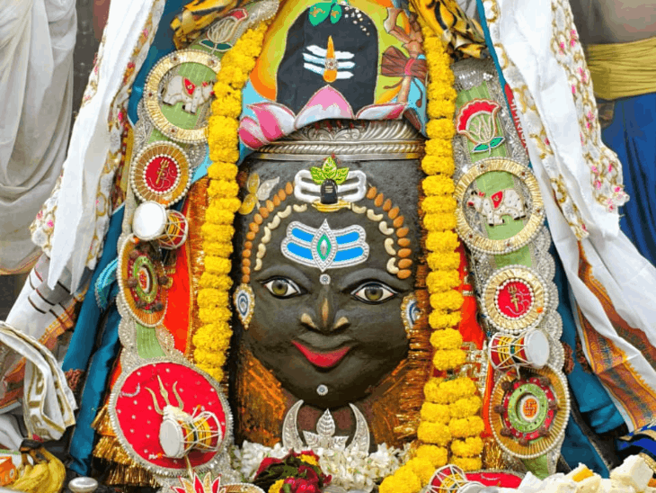 
                 शुक्रवार को भोले ने रमाई भस्म:बाबा महाकाल का रजत चंद्र-त्रिशूल मुकुट और आभूषणों से हुआ दिव्य श्रृंगार 
            