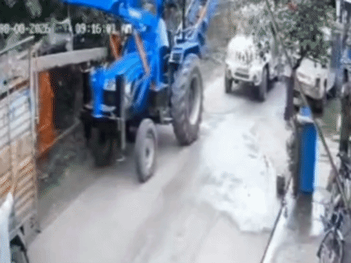 
                 सिंहस्थ की तैयारी में रखे बिजली के 3 पोल चोरी...VIDEO:दिनदहाड़े हाइड्रा और लोडिंग वाहन से ले गए चोर, CCTV में कैद हुई वारदात 
            