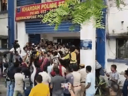 
                 आरजी कर केस में गिरफ्तार पूर्व TMC विधायक पर हमला:कोर्ट ले जाते समय भीड़ ने जूते-अंडे फेंके 
            