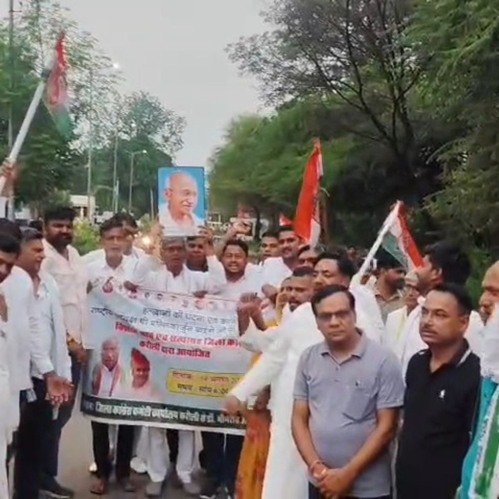 हल्द्वानी घटना के विरोध में कांग्रेस का विरोध मार्च:करौली में गांधी प्रतिमा पर कार्यकर्ताओं ने किया सत्याग्रह