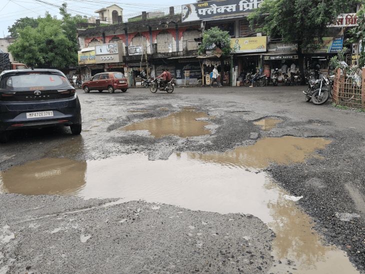 बारिश में तीन करोड़ की 15 सड़कें गड्ढों में तब्दील:हरदा में मेंटेनेंस के कुछ दिन बाद ही उखड़ी ऊपरी परत, धंस रहे वाहन