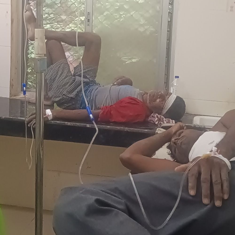 पिपरिया में दीवार गिरी, दो मजदूर गंभीर घायल:निर्माण कार्य के दौरान हादसा; जिला अस्पताल में इलाज जारी