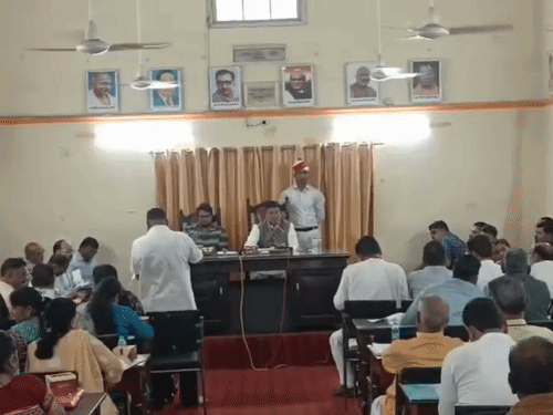नगर निगम बोर्ड बैठक में 6 घंटे तक चला घमासान:विपक्ष के साथ भाजपा पार्षदों ने भी अफसरों को घेरा, सफाई, निर्माण, अतिक्रमण और आवारा पशुओं के मुद्दे उठे