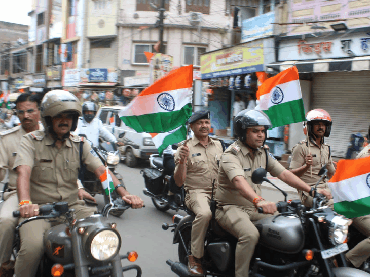 
                 मंदसौर पुलिस ने निकाली तिरंगा वाहन रैली:शहर में दिया देशभक्ति और एकता का संदेश, बाइक पर पुलिसकर्मी हेलमेट पहने तिरंगा थामे नजर आए 
            