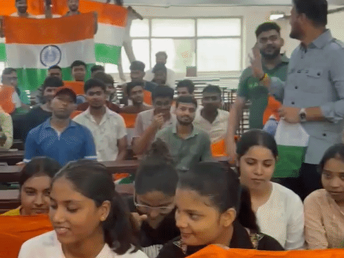 BJP युवा मोर्चा का Gen Z जोड़ने का अभियान:कानपुर में शैक्षिक संस्थानों में जाकर हर-घर तिरंगा लगाने की अपील की, छात्रों को दिया झंडा