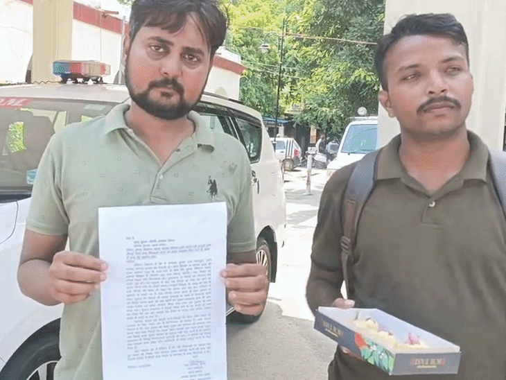 DM के पास फफूंदी लगी मिठाई लेकर पहुंचा युवक:डिब्बा खोलते ही नाराज हुए अफसर; तुरंत जांच कर कार्रवाई के दिए निर्देश