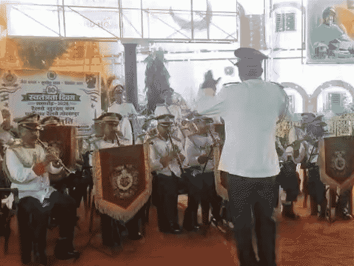 ‘वंदे मातरम्’ और ‘तेरी मिट्टी’ गीत से गूंजा रेलवे स्टेशन:गोरखपुर RPF ने बैंड बजाया, लोगों ने बनाई रील्स, देखें VIDEO