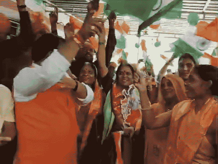 
                 उज्जैन महापौर ने सफाई मित्रों को बांट दिए अपने सम्मान:स्वतंत्रता दिवस पूर्व संध्या पर मनाया जश्न; कहा- शहर के लिए दिन-रात करते हैं मेहनत 
            