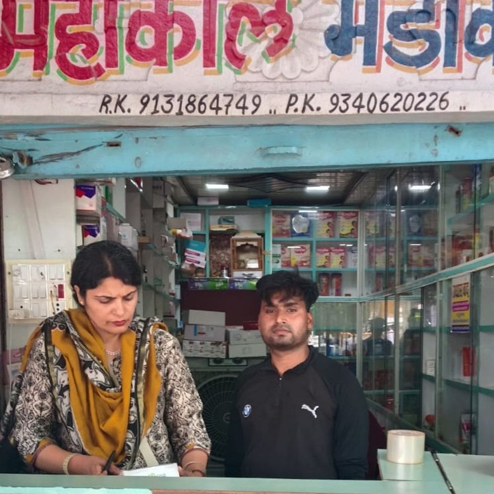कोडीन कफ सिरप की आशंका, 6 मेडिकल स्टोरों की जांच:भिंड में छापे की भनक लगते ही 4 दुकानें बंद मिलीं, चार दवाओं के सैंपल लिए