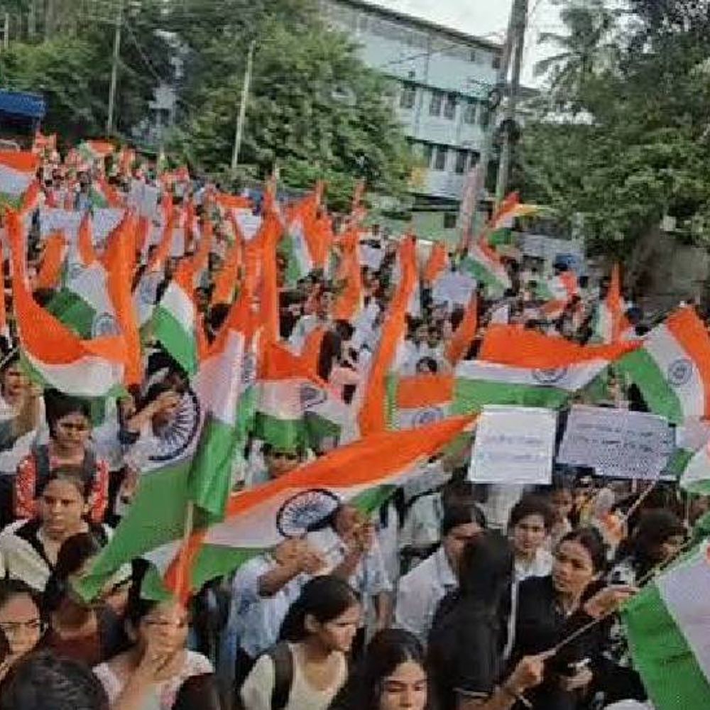 
                 जंतर-मंतर से टंट्या भील चौराहे तक...:जवाब में इंदौर की सड़कों पर उतरी भाजपा की तिरंगा यात्रा;सियासी विरोध के बीच इंदौर में युवाओं का शक्ति प्रदर्शन 
            