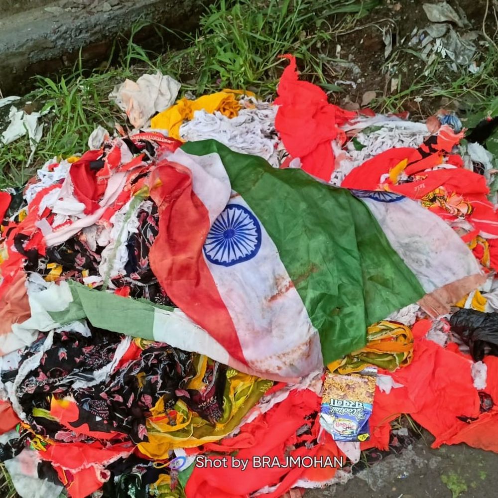 आगरा में कूड़े के ढेर में मिले तिरंगे:सिकंदरा क्षेत्र का वायरल हो रहा वीडियो, हिंदू महासभा ने पुलिस से की शिकायत