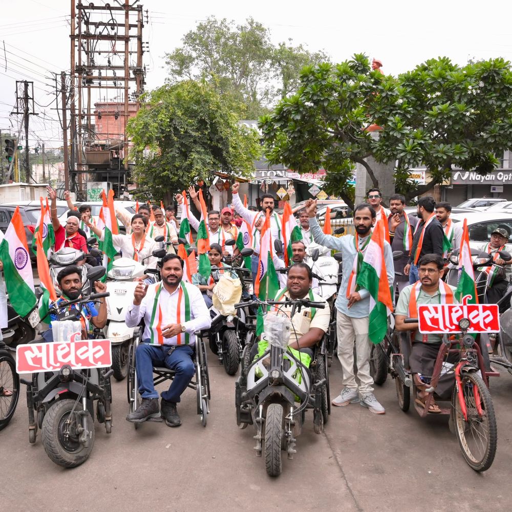 
                 देशभक्ति के रंग में रंगा इंदौर:व्हीलचेयर पर तिरंगा लेकर निकले दिव्यांगजन, घोड़ों पर सवार जवानों ने थामा तिरंगा 
            